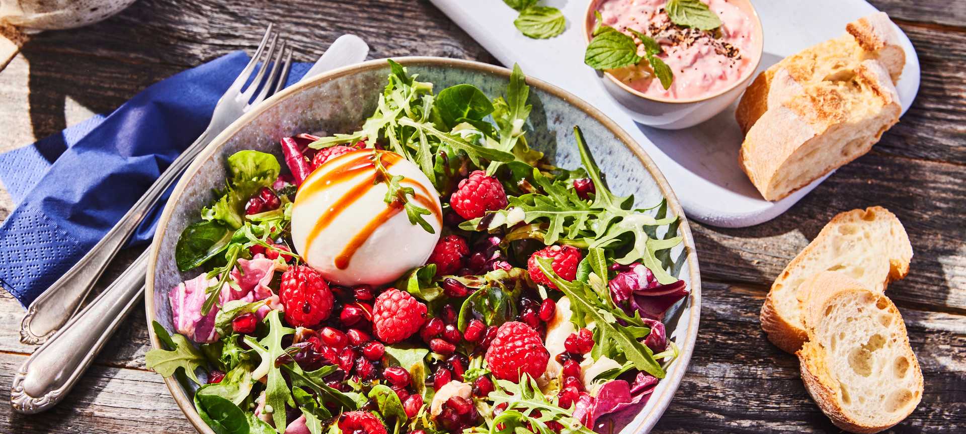 Rezeptbild für Sommerlicher Burrata-Salat mit Himbeeren und Granatäpfeln