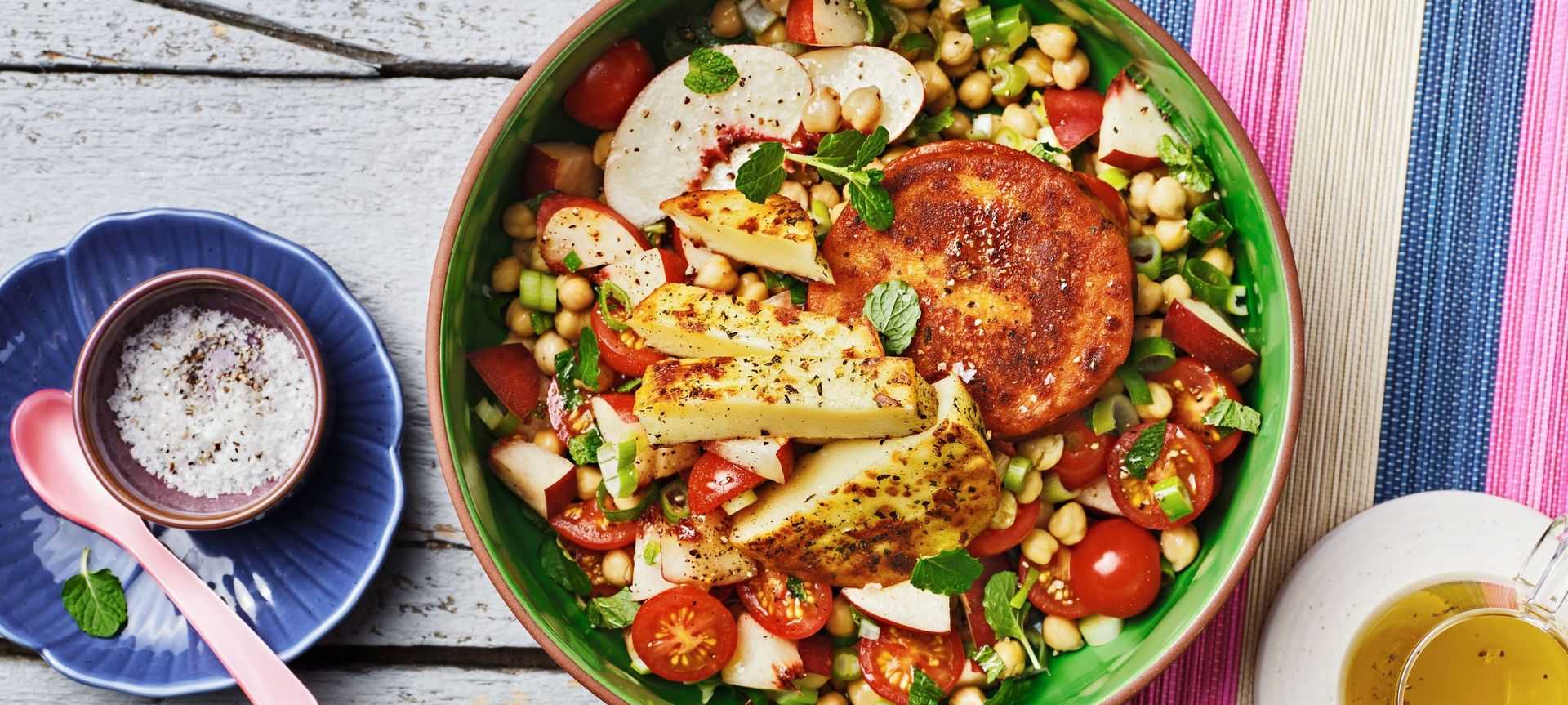 Rezeptbild für Sommersalat mit Nektarinen, Cherry-Tomaten & knusprigen Hotties