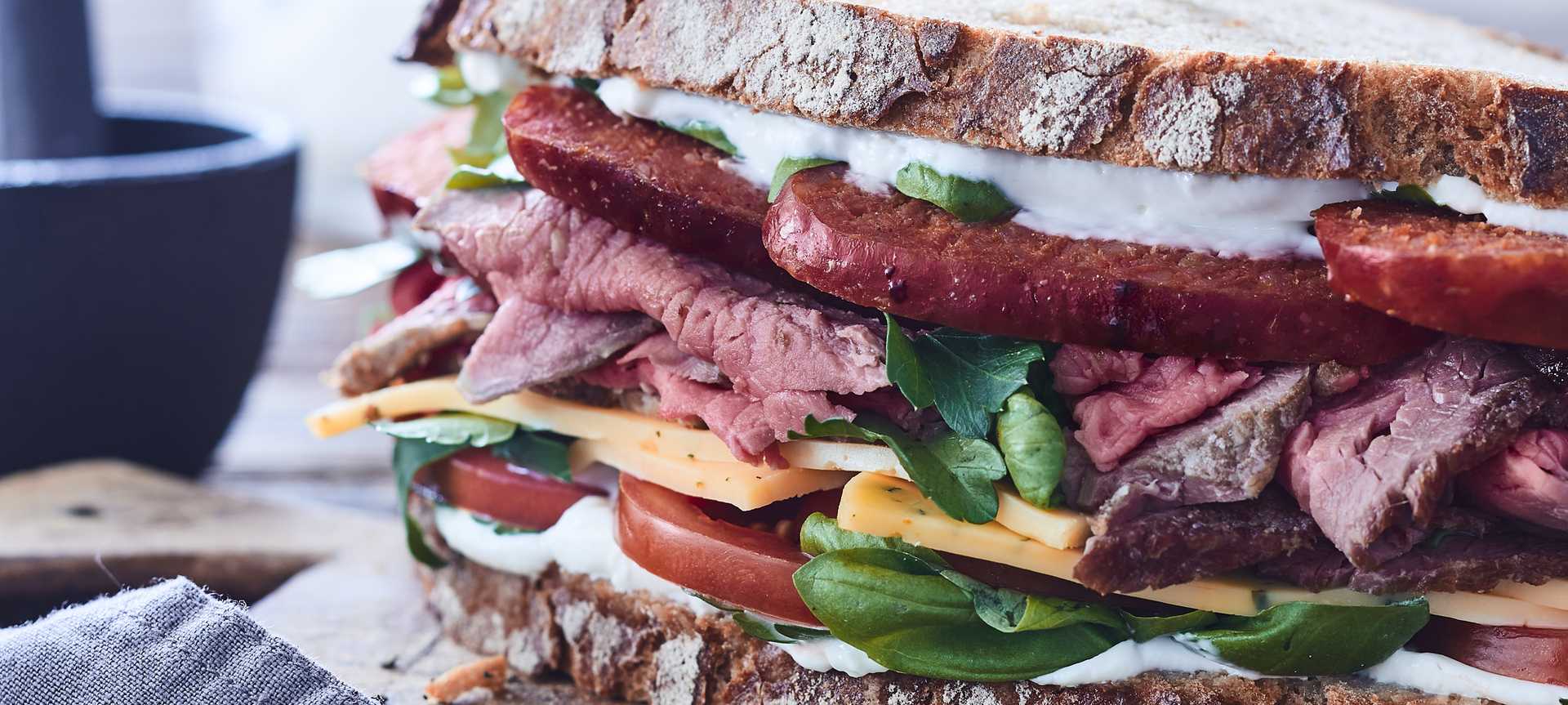 Rezeptbild für Sandwich mit Chorizo, Roastbeef, Aioli und Müritzer Käse