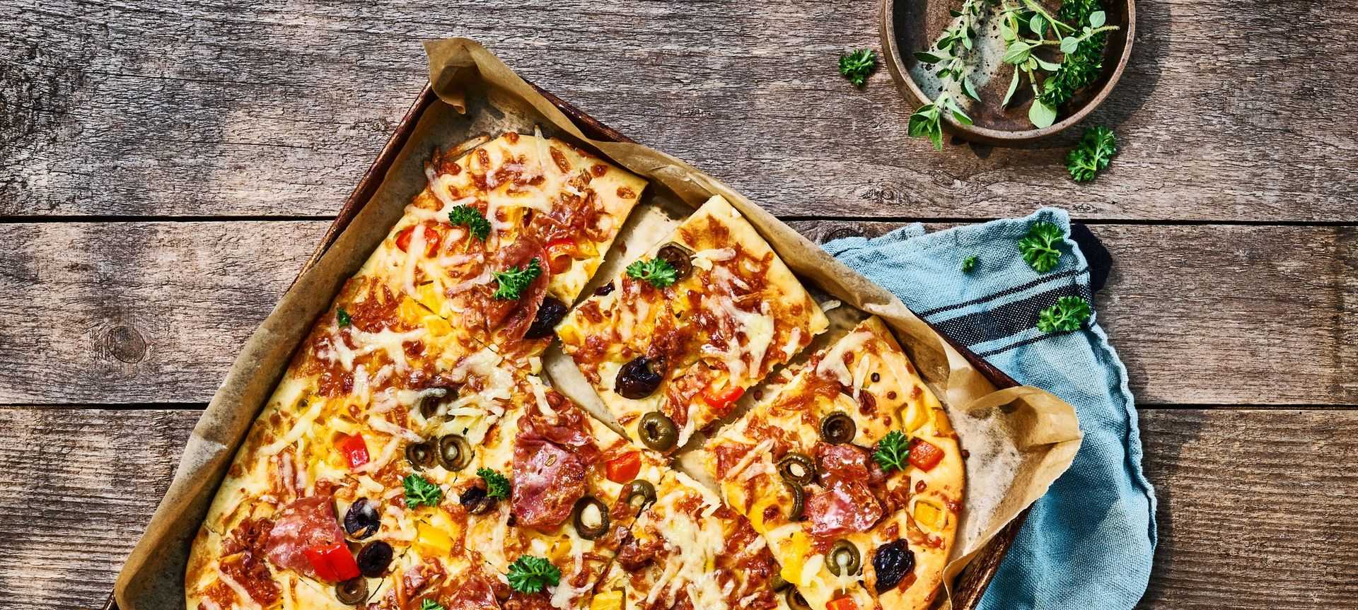 Rezeptbild für Schüttelpizza mit Salami und Paprika