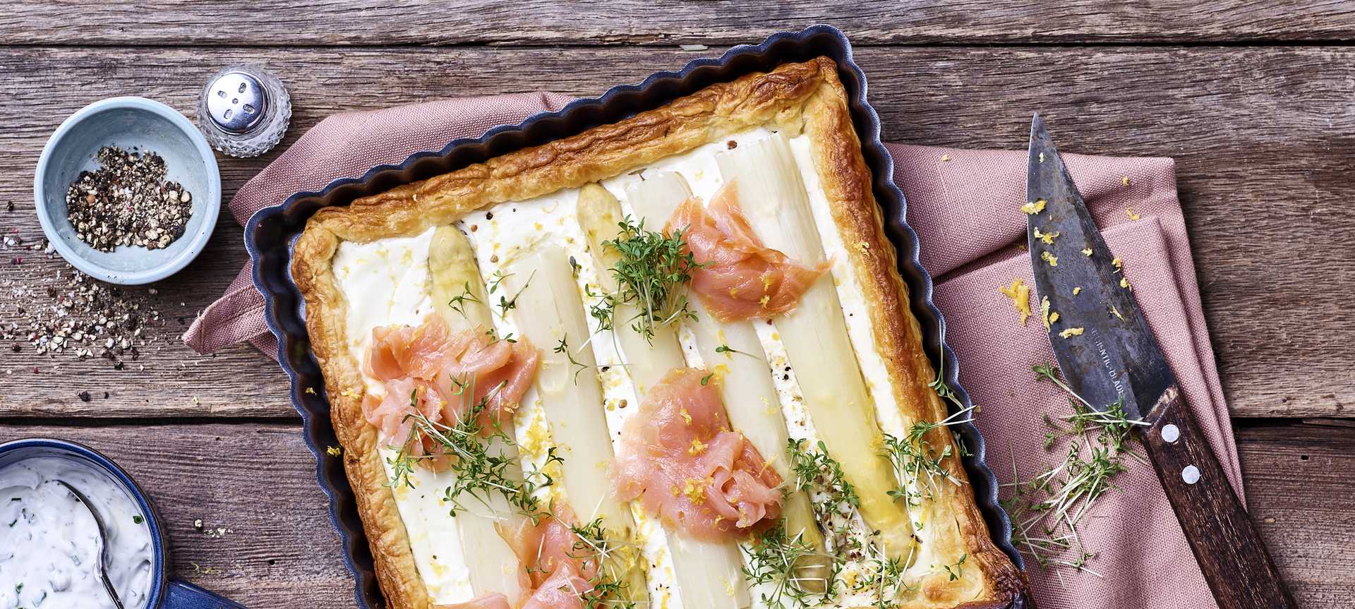 Rezeptbild für Herzhafter Blechkuchen mit Spargel und Räucherlachs