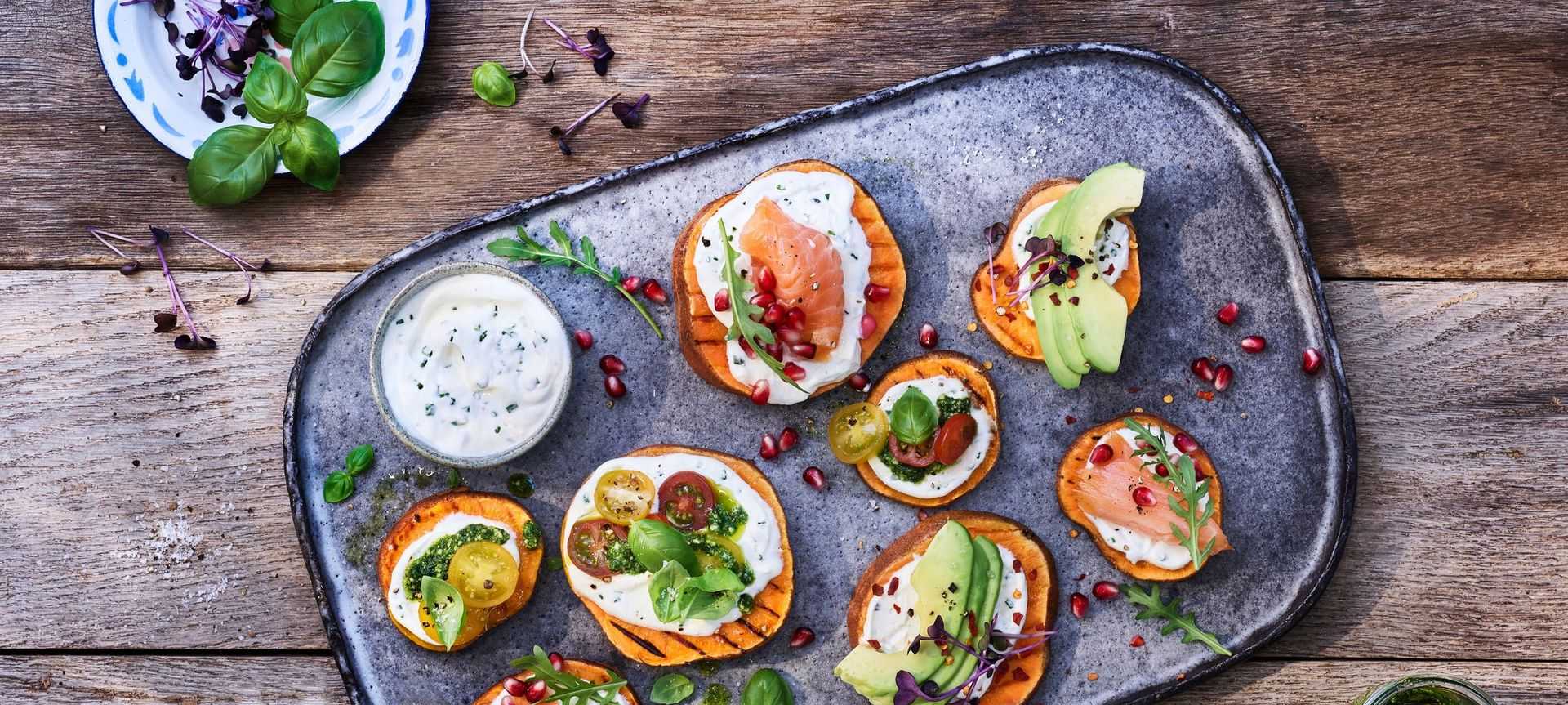 Rezeptbild für Getoastete Süßkartoffeln mit Sour Cream und 3erlei Topping