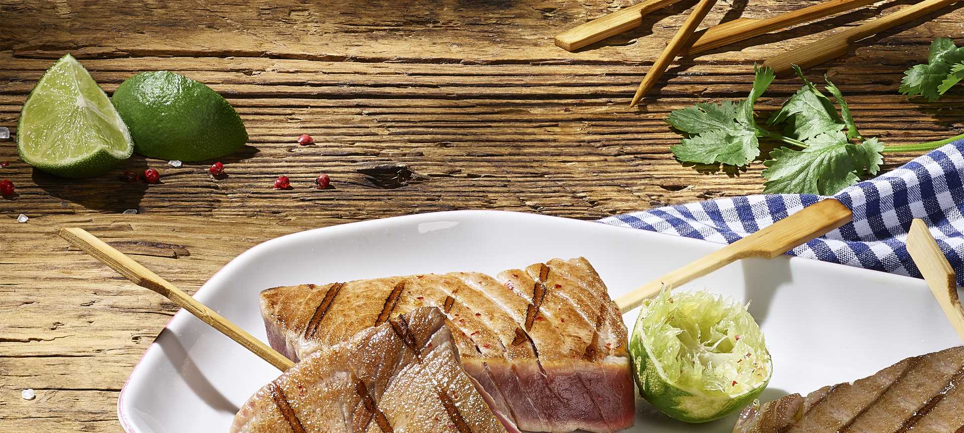 Rezeptbild für Gegrillte Thunfisch-Spieße mit Ingwer-Limetten-SourCream