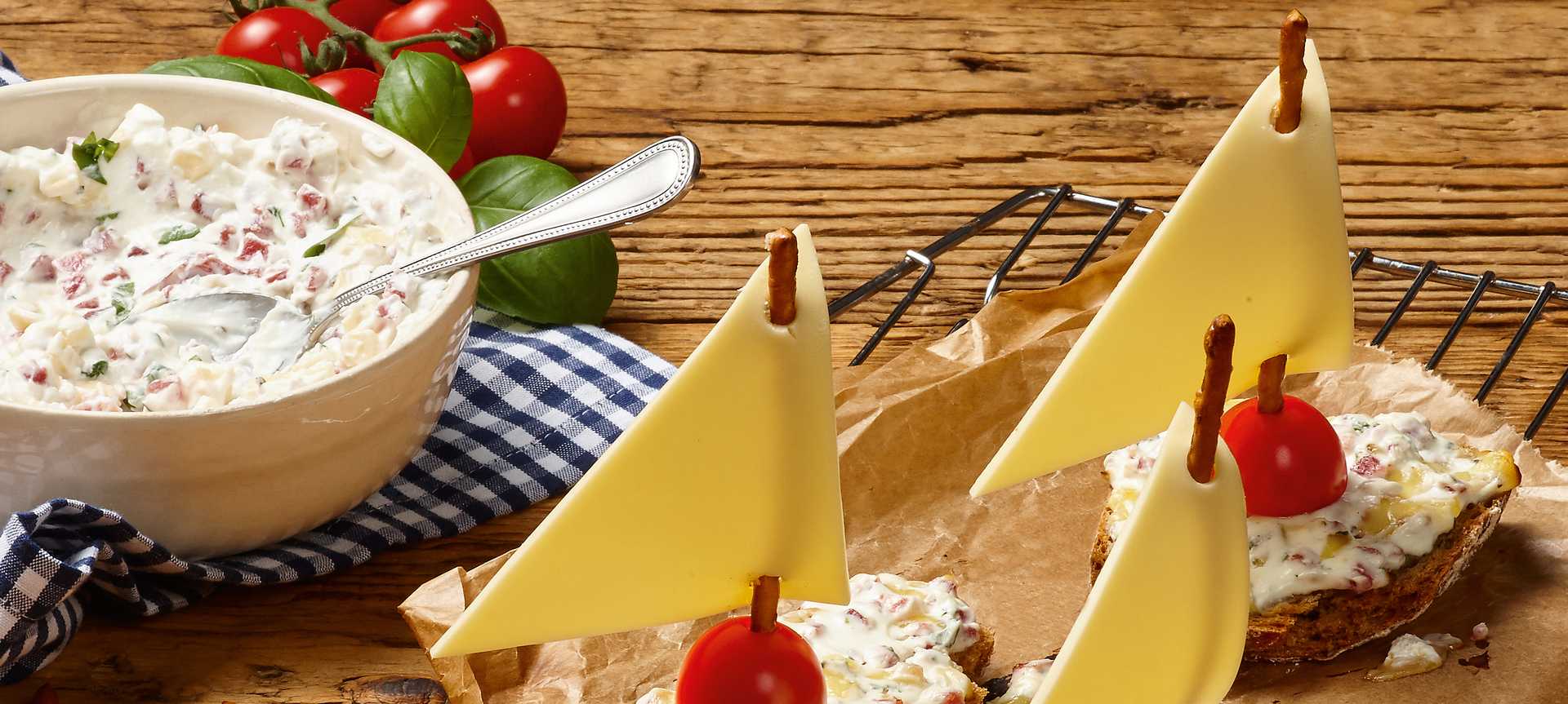 Rezeptbild für Party-Snack: Überbackene Käseschiffchen mit Schinkenwürfel