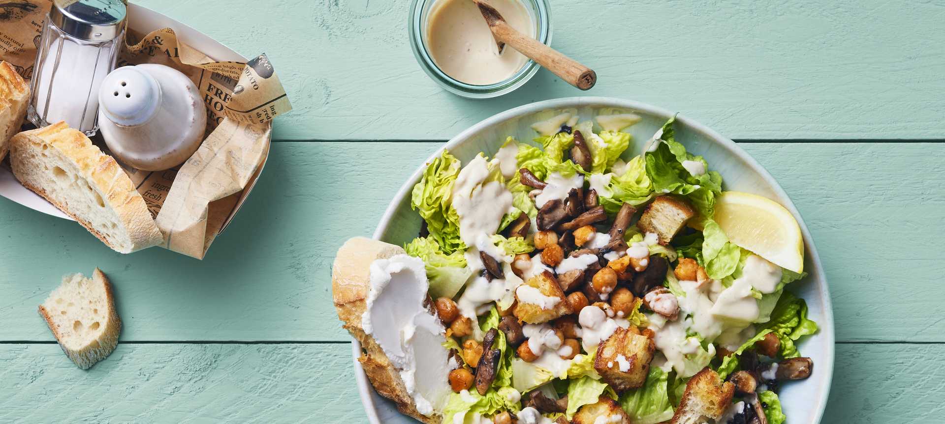 Rezeptbild für Veganer Caesar Salad mit cremigem Dressing und Kichererbsen