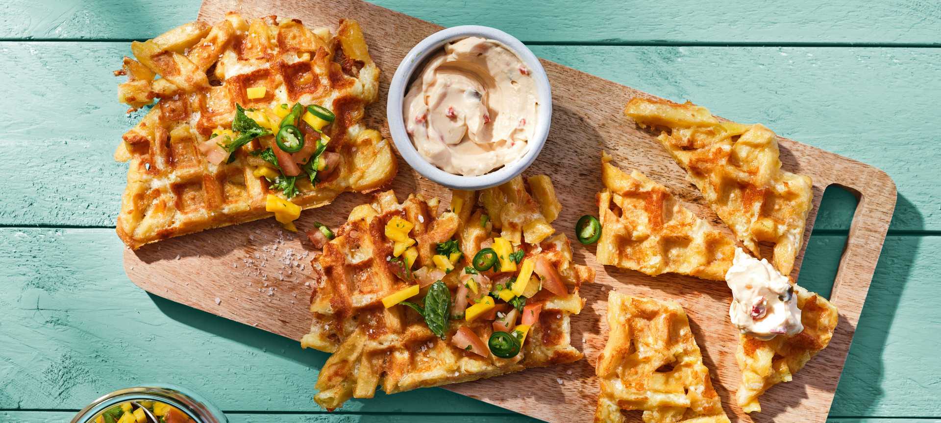 Rezeptbild für Pommes-Waffeln mit fruchtiger Mango-Tomaten-Salsa