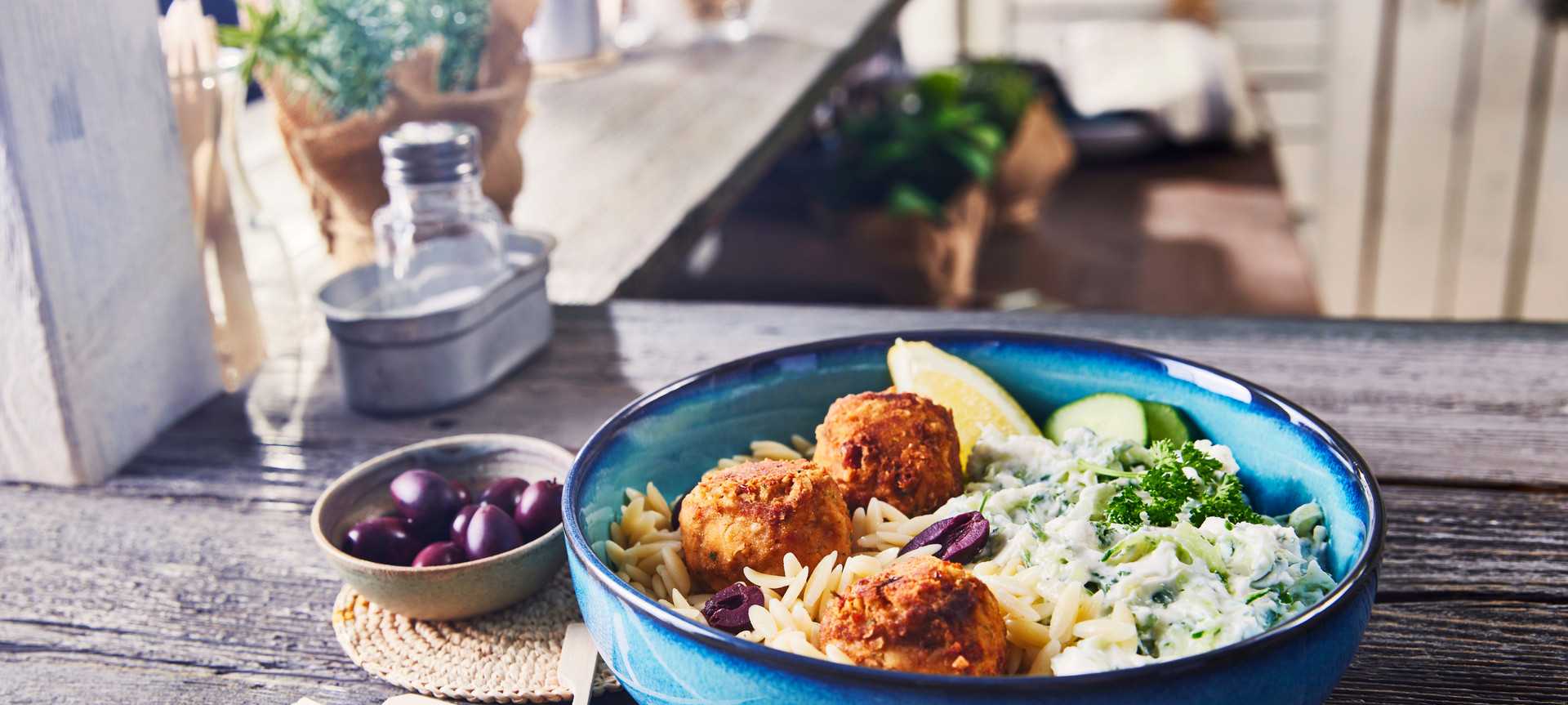 Rezeptbild für Griechische Bohnenbällchen mit Kritharaki und Tsatsiki