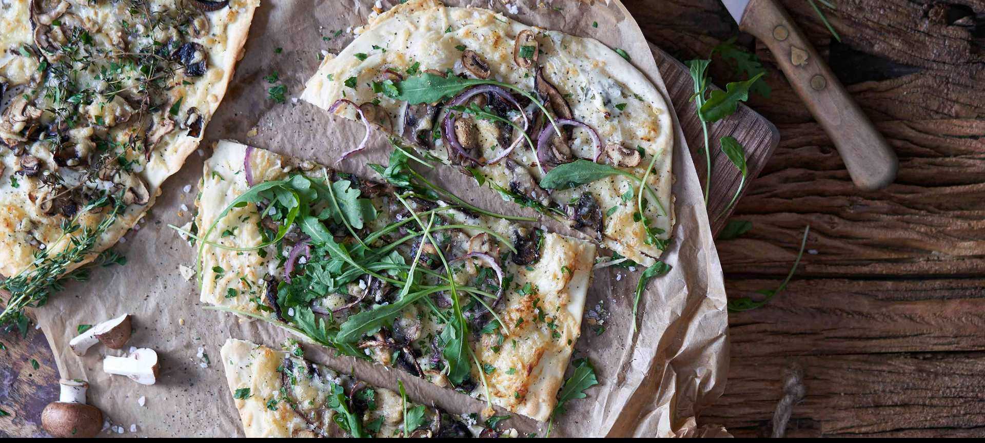 Rezeptbild für Vegetarischer Flammkuchen mit Rucola und Pilzen